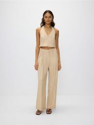 Spodnie z kantem - beżowy. Brązowe spodnie materiałowe damskie Reserved, bez wzorów, z tkaniny. W wyprzedaży za 69.99 zł.