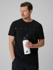 4F T-shirt regular z nadrukiem męski - czarny M. Czarne t-shirty męskie 4f, m, bez wzorów, z dzianiny, bez kołnierzyka. Za 59.99 zł.