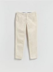 Spodnie chino slim fit - złamana biel. Spodnie materiałowe męskie Reserved, bez wzorów, z bawełny. Za 149.99 zł.