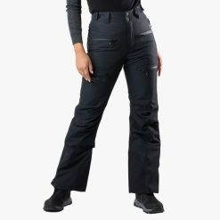 Spodnie narciarskie Kobieta Swedemount Freeride Pants wodoodporne. Czarne spodnie dresowe damskie SWEDEMOUNT, na zimę, bez wzorów. Za 599.99 zł.