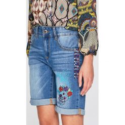 Desigual - Szorty jeansowe. Niebieskie szorty damskie Desigual, bez wzorów, z bawełny, casualowe. W wyprzedaży za 219.90 zł.
