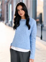 Sweter o warkoczowym splocie - błękitny. Niebieskie swetry klasyczne damskie Sinsay, l, z materiału, bez kołnierzyka. Za 49.99 zł.