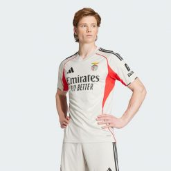 Koszulka wyjazdowa Benfica 25/26. Brązowe t-shirty sportowe męskie Adidas, l, bez ramiączek, do piłki nożnej. Za 439.00 zł.