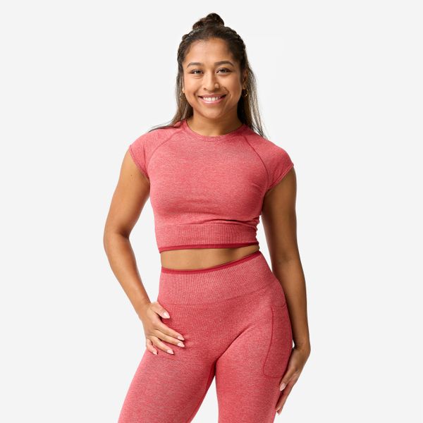 Koszulka do treningu siłowego damska Domyos crop top. Czerwone bluzki damskie DOMYOS, s, bez wzorów, z elastanu, sportowe, bez kołnierzyka, bez ramiączek. Za 69.99 zł.