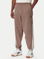 Adidas Spodnie dresowe Kit 3-Stripes Regular Cuffed KW2361 Beżowy Regular Fit. Brązowe spodnie dresowe męskie Adidas, bez wzorów, z bawełny. Za 279.99 zł.