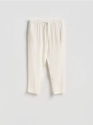 Spodnie z lyocellu - biały. Białe spodnie materiałowe męskie Reserved, bez wzorów, z lyocellu. Za 149.99 zł.