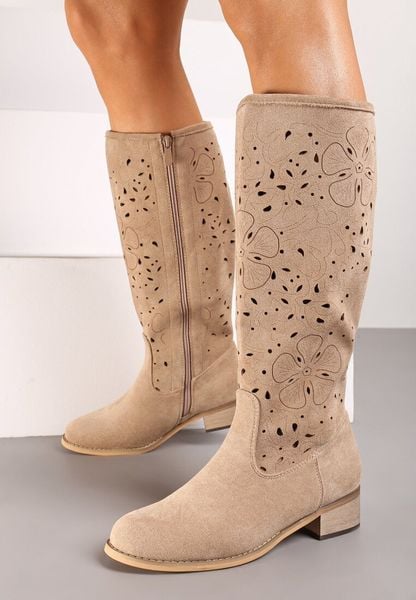 Ciemnobeżowe Ażurowe Płaskie Kozaki w Stylu Boho Zapinane na Suwak Velmara. Brązowe kozaki damskie Born2be, bez obcasa, na obcasie. Za 189.99 zł.