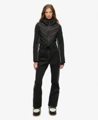 Superdry Luxe Ski Suit – dopasowany kombinezon narciarski, wodoodporny. Czarne kombinezony damskie Superdry., z aplikacjami, z elastanu, eleganckie, bez kołnierzyka, bez ramiączek. Za 1,669.40 zł.