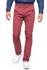 LEE SPODNIE MĘSKIE CHINO OXBLOOD L768FT58. Czerwone spodnie materiałowe męskie Lee, bez wzorów, z jeansu, eleganckie. W wyprzedaży za 99.99 zł.