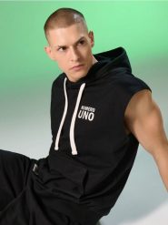 Dresowa bluza bez rękawów z napisem Numero Uno - czarny. Czarne bluzy bez kaptura męskie Sinsay, l, z dresówki. Za 39.99 zł.