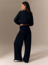 4F Spodnie dresowe z szerokimi nogawkami damskie - czarne XS. Czarne spodnie dresowe damskie 4f, uniwersalny, bez wzorów, z dresówki. Za 149.99 zł.