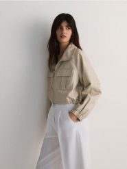 Krótka kurtka z imitacji skóry - kremowy. Białe kurtki damskie Reserved, l, bez wzorów, ze skóry, bez kaptura. W wyprzedaży za 99.99 zł.