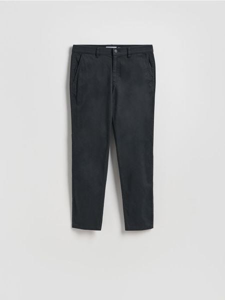 Bawełniane spodnie chino slim - ciemnoszary. Szare spodnie materiałowe męskie Reserved, bez wzorów, z bawełny. Za 139.99 zł.