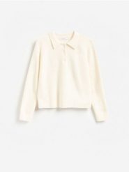 Wełniany sweter z kołnierzem - kremowy. Białe swetry klasyczne damskie Reserved, l, z wełny, bez kołnierzyka. Za 199.99 zł.