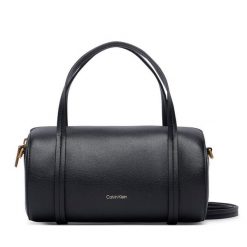 Torebka Calvin Klein. Czarne torebki klasyczne damskie CALVIN KLEIN, bez wzorów, bez dodatków. Za 489.99 zł.