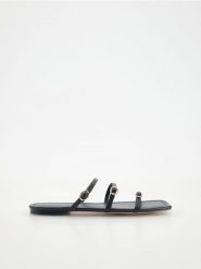 Skórzane klapki - czarny. Czarne klapki damskie Reserved, bez wzorów, ze skóry, bez obcasa. W wyprzedaży za 49.99 zł.