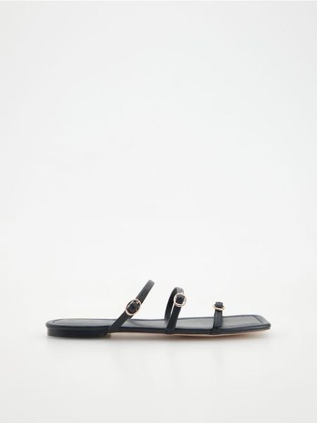 Skórzane klapki - czarny. Czarne klapki damskie Reserved, bez wzorów, ze skóry, bez obcasa. W wyprzedaży za 49.99 zł.