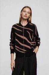 Sweter w zwierzęcy wzór czarny. Czarne swetry klasyczne damskie MOODO, l, z poliamidu, bez kołnierzyka. Za 159.99 zł.