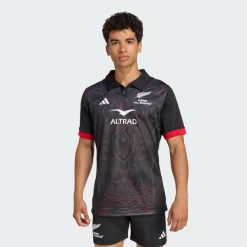 Koszulka Māori All Blacks Home. Czarne t-shirty sportowe męskie Adidas, m, z dżerseju, bez ramiączek, do piłki nożnej. Za 439.00 zł.