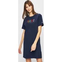 Tommy Jeans - Sukienka. Białe sukienki damskie Tommy Jeans, na co dzień, l, z aplikacjami, z bawełny, casualowe, bez kołnierzyka, bez ramiączek, mini, proste. W wyprzedaży za 299.90 zł.
