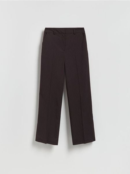 Spodnie w prążek - burgundowy. Czerwone spodnie materiałowe damskie Reserved, bez wzorów, z dzianiny. W wyprzedaży za 39.99 zł.