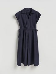 Sukienka midi z wiązaniem - granatowy. Niebieskie sukienki damskie Reserved, l, bez wzorów, z bawełny, bez kołnierzyka, bez ramiączek, midi, rozkloszowane. Za 129.99 zł.