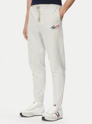 Tommy Jeans Spodnie dresowe DM0DM23903 Szary jasny Regular Fit. Szare spodnie dresowe męskie Tommy Jeans, bez wzorów, z bawełny. Za 289.99 zł.