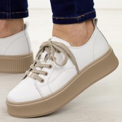 Białe skórzane półbuty damskie Filippo Dp6122/26. Białe półbuty damskie Filippo, bez wzorów, ze skóry, eleganckie, z okrągłym noskiem, bez obcasa, na platformie. Za 239.00 zł.