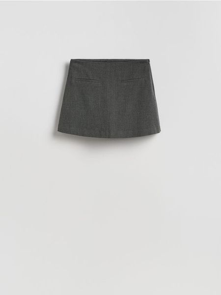 Spódnico-szorty z dodatkiem wiskozy - ciemnoszary. Szare szorty damskie Reserved, bez wzorów, z tkaniny. Za 99.99 zł.