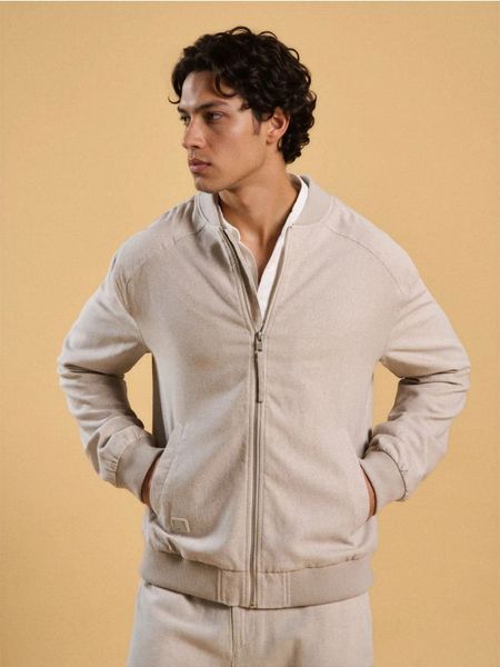 Kurtka bomberka z wiskozy - kremowy. Białe kurtki męskie Sinsay, l, bez wzorów, z wiskozy, bez kaptura. Za 99.99 zł.