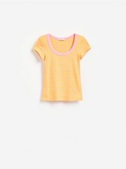 T-shirt z kontrastową lamówką - jasnopomarańczowy. Brązowe t-shirty damskie Reserved, l, bez wzorów, z dzianiny, bez kołnierzyka. Za 59.99 zł.