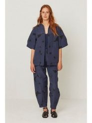 SKFK Kurtka przejściowa "Kanala" w kolorze granatowym rozmiar: S. Niebieskie kurtki damskie SKFK, s, bez wzorów, z bawełny, bez kaptura. Za 347.99 zł.