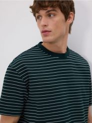 T-shirt boxy w paski - ciemnozielony. Zielone t-shirty męskie Reserved, l, bez wzorów, z dzianiny, bez kołnierzyka. Za 69.99 zł.