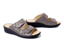 DR. BRINKMANN 700719-09 grau, klapki damskie. Szare klapki damskie Dr. Brinkmann, bez wzorów, ze skóry, bez obcasa, na koturnie. Za 194.90 zł.