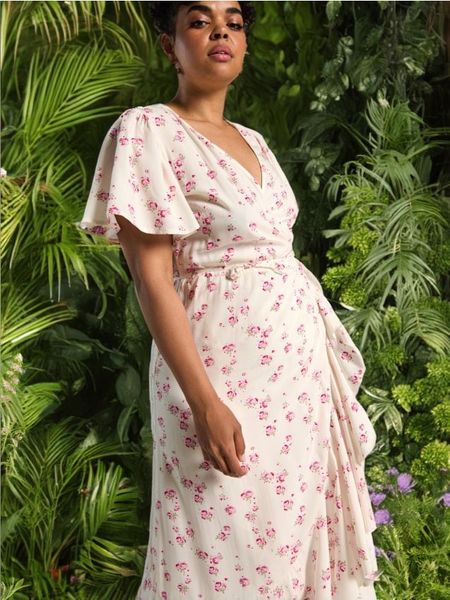 Sukienka midi w kwiaty - wielobarwny. Sukienki damskie Sinsay, l, bez wzorów, ze skóry, bez kołnierzyka, bez ramiączek, midi. Za 49.99 zł.