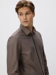 Koszula slim fit z bawełną - beżowy. Brązowe koszule męskie Reserved, l, bez wzorów, z bawełny, bez kołnierzyka, bez ramiączek. Za 129.99 zł.