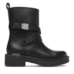 Botki DKNY. Czarne botki damskie DKNY, bez obcasa, na płaskiej podeszwie, bez zapięcia. Za 919.99 zł.