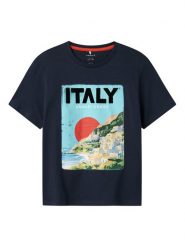 NAME IT T-Shirt Famma 13241224 Granatowy Regular Fit. Niebieskie t-shirty chłopięce Name it, bez wzorów, z bawełny, bez ramiączek. Za 49.99 zł.