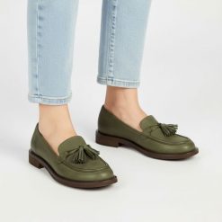 Mokasyny damskie Armodo, cholewka ze skóry naturalnej o gładkim wykończeniu z dekoracyjnymi frędzlami na podbiciu, zielone, 1726. Zielone mokasyny damskie Armodo, z nubiku. Za 439.00 zł.
