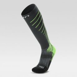 Skarpety kompresyjne do biegania damskie UYN Run Compression. Czarne skarpetki damskie UYN, bez wzorów, z materiału. Za 129.99 zł.