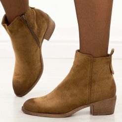 Brązowe zamszowe botki damskie Potocki 12737. Brązowe botki damskie POTOCKI, na jesień, z jeansu, boho, z okrągłym noskiem, bez obcasa, na obcasie, bez zapięcia. Za 219.00 zł.