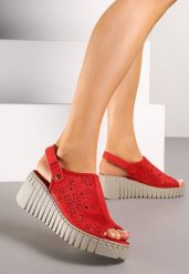 Czerwone Sandały Vices na Koturnie z Ażurową Cholewką Sarandria. Czerwone sandały damskie Born2be, w ażurowe wzory, bez obcasa, na koturnie. Za 84.99 zł.