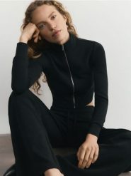 Luźne spodnie - czarny. Czarne spodnie materiałowe damskie Reserved, bez wzorów, z dzianiny. Za 119.99 zł.