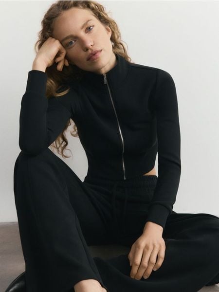 Luźne spodnie - czarny. Czarne spodnie materiałowe damskie Reserved, bez wzorów, z dzianiny. Za 119.99 zł.