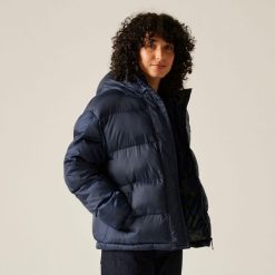 Kurtka damska pikowana Oversized Orla Kiely. Niebieskie kurtki damskie Regatta, bez wzorów, z puchu, bez kaptura. W wyprzedaży za 366.40 zł.