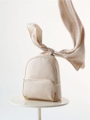 Plecak z pikowanym wzorem i złotym łańcuszkiem - kremowy. Białe plecaki damskie Sinsay, bez wzorów. Za 59.99 zł.