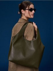 Torebka worek z imitacji skóry - khaki. Brązowe torebki klasyczne damskie Sinsay, bez wzorów, ze skóry, bez dodatków. Za 59.99 zł.