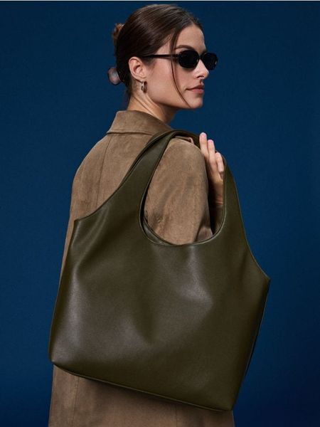 Torebka worek z imitacji skóry - khaki. Brązowe torebki klasyczne damskie Sinsay, bez wzorów, ze skóry, bez dodatków. W wyprzedaży za 35.99 zł.