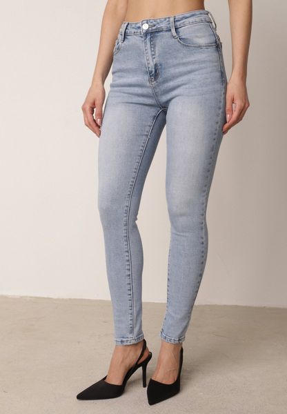 Niebieskie Dopasowane Jeansy z Bawełną i Modelującym Przeszyciem Janiah. Niebieskie jeansy damskie Born2be. Za 89.99 zł.