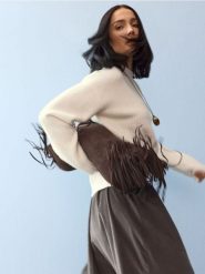 Sweter z naszywką - kremowy. Białe swetry klasyczne damskie Sinsay, l, bez kołnierzyka. Za 59.99 zł.